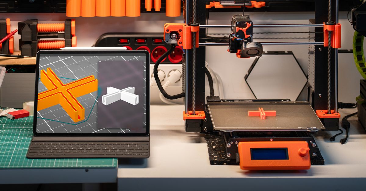 Imprimante 3D en cours de travail avec une piece en plastique en formation sur le plateau